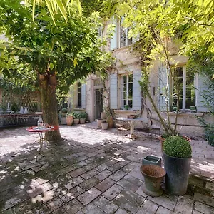  Hébergement de vacances Maison Xixe Et Jardin En Intramuros France